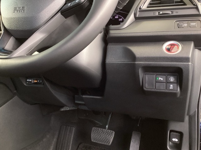 左側に高速で便利なETCがあり、横滑りを防ぐＶＳＡなどのスイッチは、運転席の右側、手の届きやすい位置にあります。