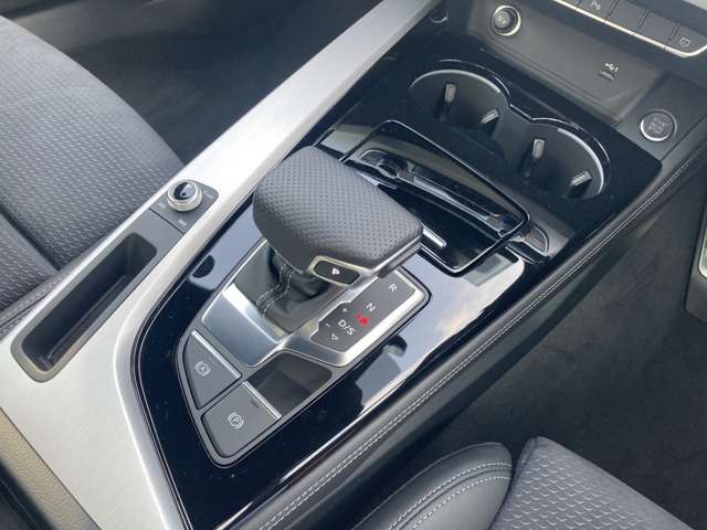 “Audi自動車保険プレミアム”　充実した自動車保険とさまざまの特約やサービス内容で、Audiオーナーにふさわしいサポートをご用意。さらに、アウディだけのプレミアムサービス「Audiプレミアムケア」を無償で付帯。