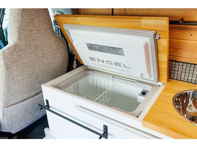 ４０Ｌの上開き冷蔵庫標準装備しております。インテリアコンプリートにはサブバッテリーシステムも搭載しております。