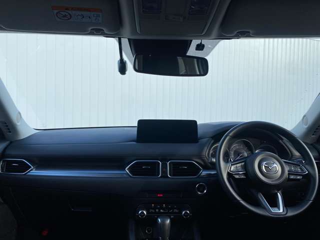 ドライバーを中心に操作機器や計器類を左右対称に配置したコックピット。ヒューマンインターフェイス優先とする事で、疲労軽減や安全にも繋がります。