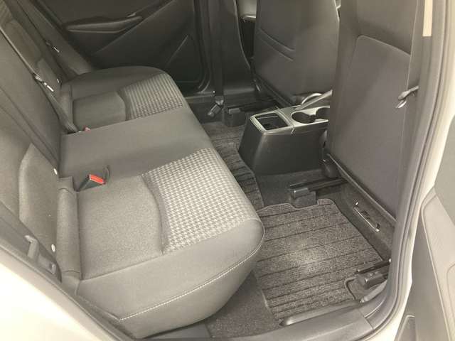 フロアマットは車内を清潔で快適な空間に保ちます。汚れや水溜りからフロアを守り、手軽にお手入れができます。