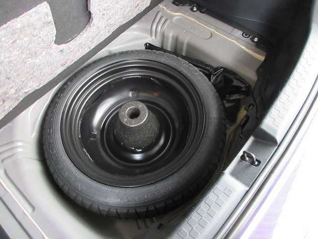 スペアタイヤ搭載！当社自慢のまるまるクリーニング実施で、見えない所もここまでキレイに♪