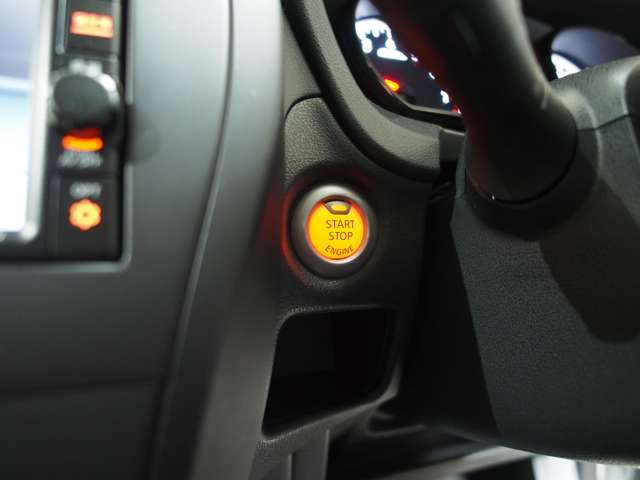 エンジンのスタート/ストップは運転席左手のオレンジに光るこのボタンをワンプッシュするだけ     キーはカバン等に入れて持っているだけでストレスなしの快適さ