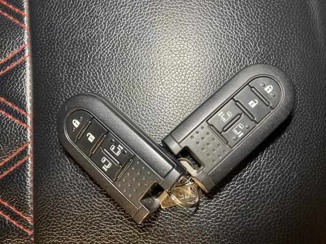 電子カードキーを携帯していれば、ドアハンドルやバックドアのリクエストスィッチを押すだけでドアの施錠、開錠が行えます。電子カードキーがないとエンジンが始動しない、盗難防止に役立つイモビライザー機能付