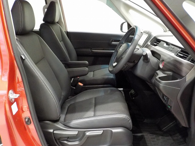 フロントシートは、前方をしっかり見渡せるよう、シート座面を高めに設定。サイド部も身体全体をサポートする形状になっています。またエアバックは両席に装備で安全性も良くて安心です。