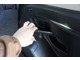 トランク側からリアシートを倒すレバーが装備されていますのでワンタッチで荷室を広げることができます。
