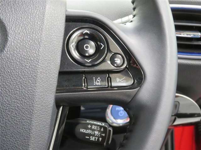 ステアリングスイッチ右側 メーター操作スイッチ、LDAスイッチ、車間距離切替スイッチ、クルーズコントロールスイッチ。 ハンドルから手を離さなくても操作ができます！