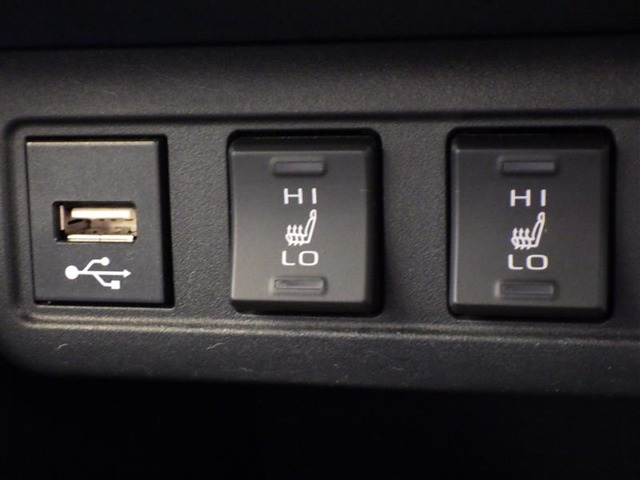 USBソケットやシートヒータースイッチです。