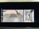 360度カメラシステムや前後バンパーに装着されたパーキングセンサーを駆使して縦列および並列駐車をサポートするアクティブパーキングアシスト（自動操舵・ブレーキ・シフトチェンジ・速度コントロール）を装備。