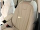 硬めに感じられるシートは、ロングドライブでも疲れが少なく、身体をしっかりと支えます。