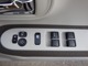 運転席のドアにはパワーウインドウと電動格納式ドアミラーを操作するスイッチがあります。お手元操作で便利です。