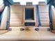後席の快適さとプライバシー保護を確保する電動リヤウィンドウサンシェードもついています。