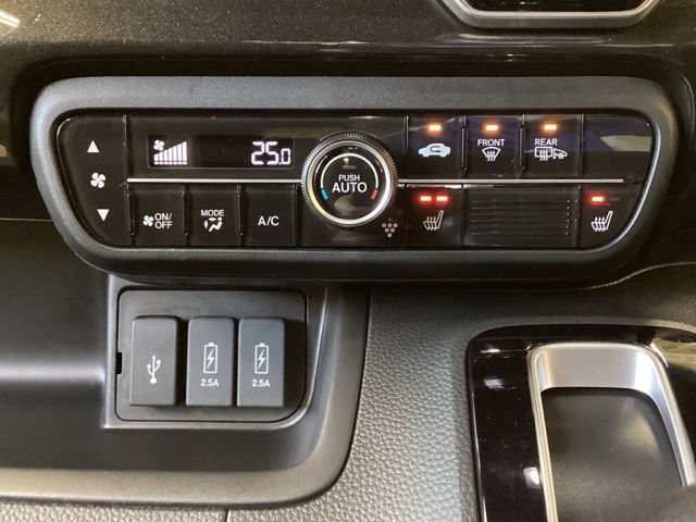 エアコンパネル内のシートヒータースイッチは前席の左右別々に２段階で温度設定ができます。近くにスマートフォンなどの充電可能なUSB端子が２個、音源などの外部入力の可能なＵＳＢ端子が１個ついています。