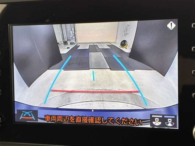 こちらのバックカメラは画面にラインが表示されておりますので、バック持のクルマの進行方向の目安になります。より高いレベルで車庫入れをサポートする、便利な機能ですね。
