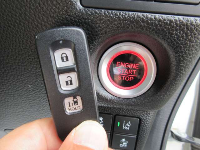 スマートキーなので鍵はバッグやポケットに入れたままでもドアロックやエンジン始動が可能！出し入れしないので紛失する心配もなく便利で良いですね～。