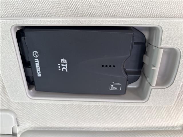 【ＥＴＣ】有料道路を利用する際に料金所で停止することなく通過できる、ＥＴＣ車載器（ノンストップ自動料金収受システム機器）が装備されています。セットアップを行うことで利用可能になります。