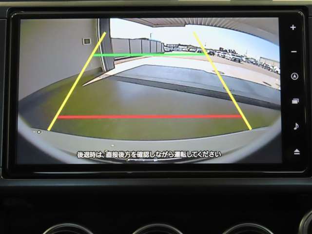 バックカメラが付いているので後方確認が非常にしやすいです。今や運転初心者も熟練者も必須装備！ついていて損はないですね♪