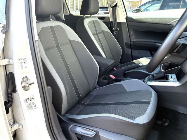 マイクロフリース素材を使用したスポーツコンフォートシート。欧州車らしく硬めのシートが体を程よくつつみこみ、長距離でも快適に運転できます。