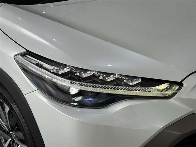 LEDヘッドライトです。デザイン性がよくとても明るいので、夜間の走行や悪天候でも安心です。しかも長寿命！