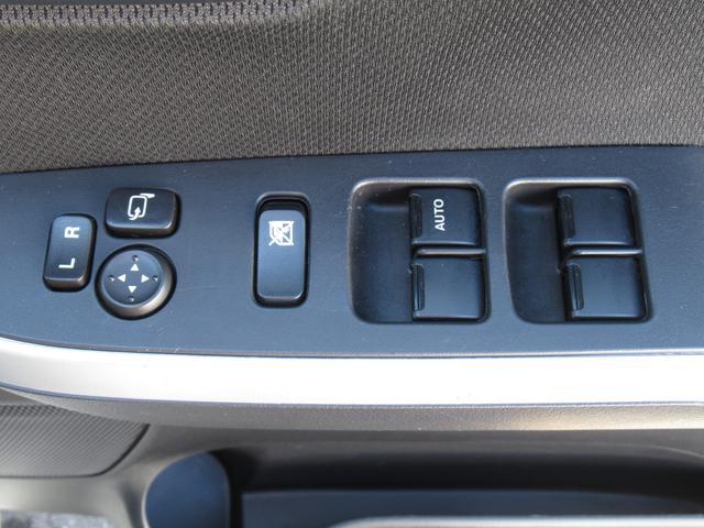ドアミラーやドアウインドウの操作ボタンです。運転席では全ての操作が出来ます。