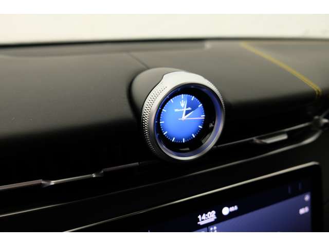 デジタル化された、Maserati伝統のダッシュボードクロック。