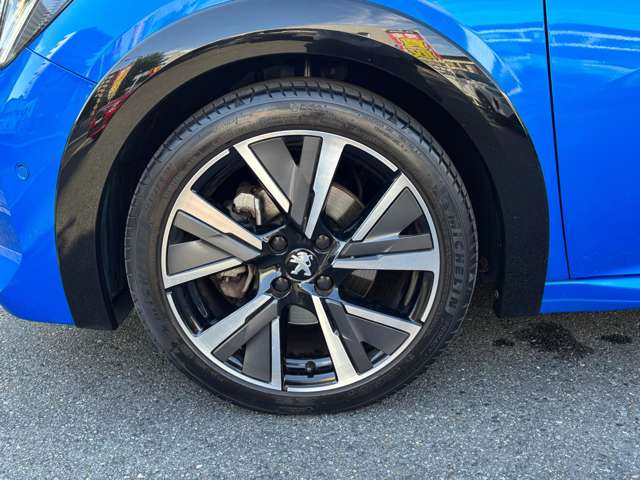 GT Line専用の17インチアルミホイールを装着。205/45 R17サイズのタイヤと組み合わせたスポーティーな足元が、ヴァーティゴ・ブルーのボディによく映えます。