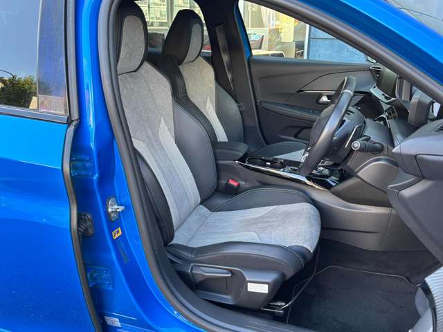 スポーティーな形状が特徴のGT Line専用シート。運転席のシート表面やクッション部分まで写真でご覧いただけます。