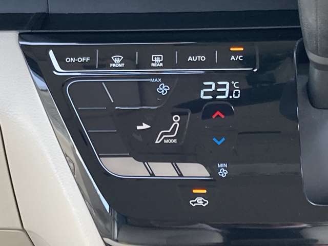 オートエアコンです。温度設定だけであとは自動で風量・温度を調節します。ドライブを快適なものにします。