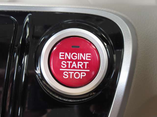 エンジンスタートはプッシュ式になっています。キーを出さずにエンジンスタートや施錠、開錠が出来るスマートキー。スペアもございます。