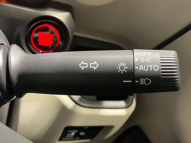 【オートライト】車外の暗さを察知して、自動的にヘッドライトを点灯してくれます♪トンネルを走行する際にも、自動的に点灯してくれて便利な装備の１つです♪