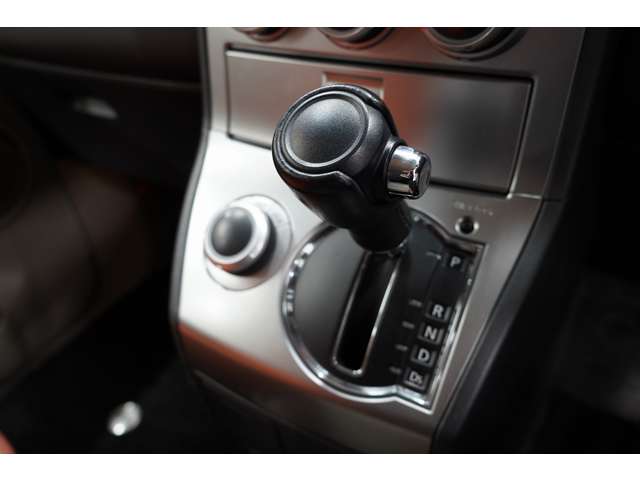 シフトレバーはスタイリッシュなデザインで、車内の雰囲気を引き立てます。使いやすさと美しさを兼ね備えています。