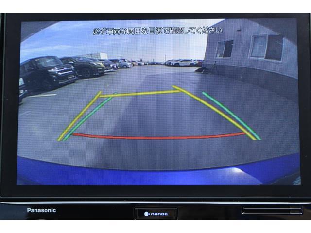 バックカメラの映像はナビ画面に映し出されます。駐車線はステアリング連動仕様なのでハンドルの切り具合も確認できます。