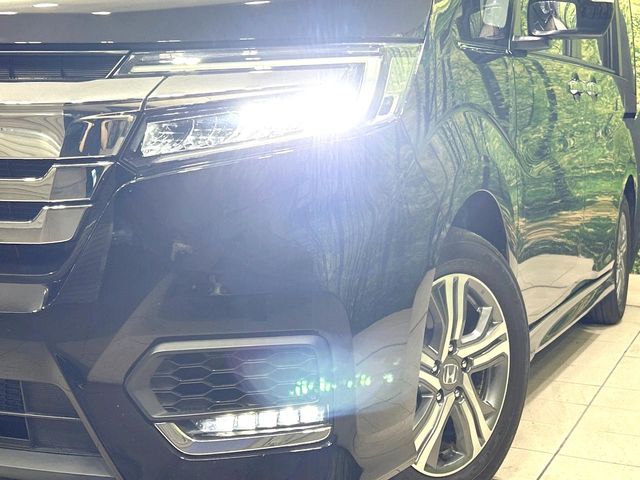 【ＬＥＤヘッドライト】悪天候や夜間走行時も良好な視界を確保し安心して運転できる高輝度ＬＥＤヘッドライトを装備！点灯速度が早く、消費電力も抑えられています。