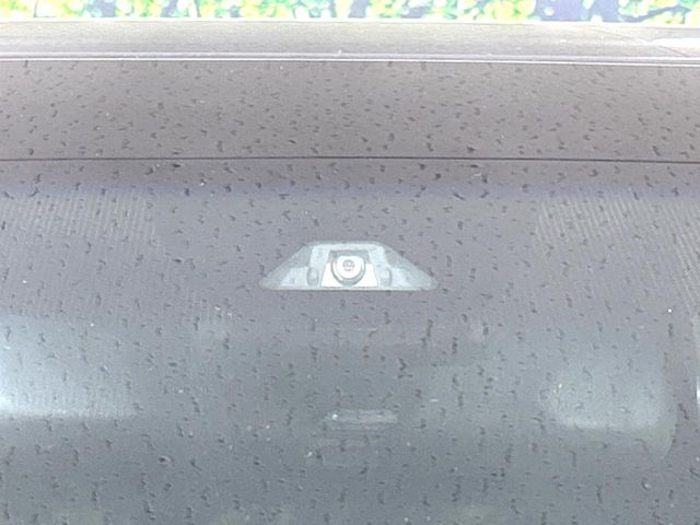 【ホンダセンシング】走行中に前方の車両等を認識し、衝突しそうな時は警報とブレーキで衝突回避と被害軽減をアシスト。より安全にドライブをお楽しみいただけます。