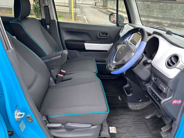 運転席には座面高さ調整レバーがついておりますので、体型に合わせてシートポジションを変えられます。