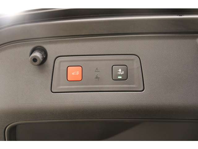 トランク下に足を入れて引くと、スイッチを押すことなくトランクの開閉が可能です。