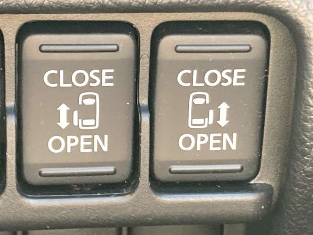 両側オートスライドドアです。インテリジェントキーやパネル内スイッチでの操作、ドアハンドルの操作で簡単にドアの開閉ができます。
