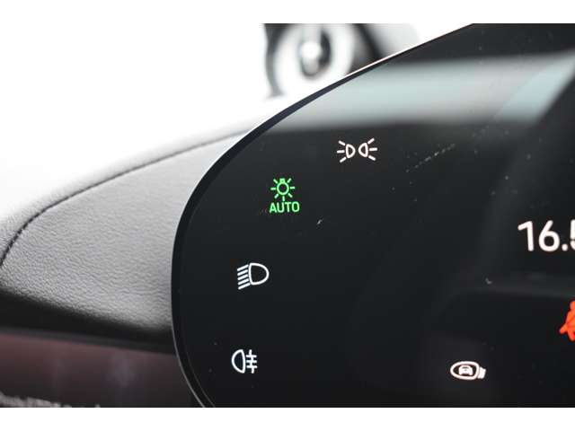 オートライトで周辺の明るさを検知して自動で点灯・消灯してくれます。