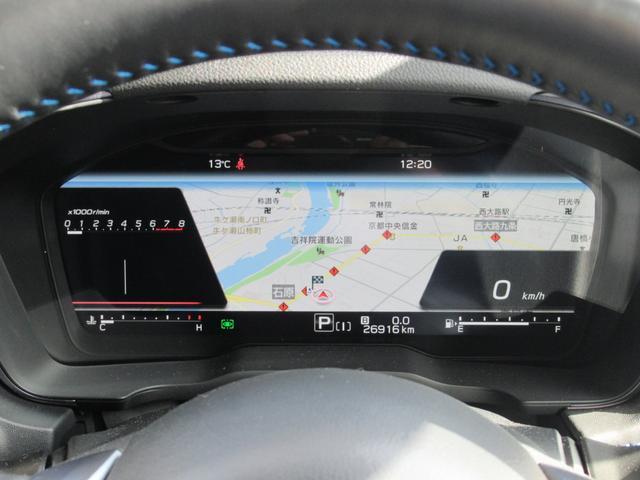 運転に必要な情報をグラフィカルに表示し、少ない視線移動で瞬時に認識できる先進的な液晶メーター。こちらはナビゲーション情報と連携する「地図画面」になります。