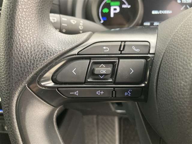 運転中、オーディオの操作をしてて、ハッとしたことはありませんか？ステアリングスイッチは、運転中でもハンドルでオーディオの操作が可能です。安全なドライブをサポートします。