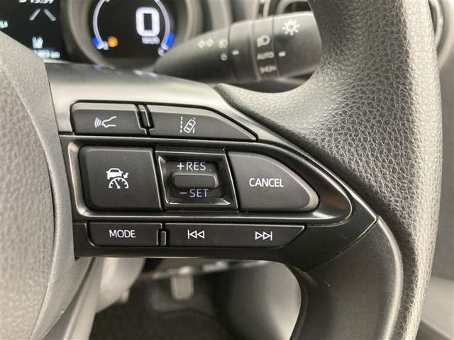 前方の車との車間を設定し、スピードを上げたり緩めたりを自動で行ってくれる追尾式の「レーダークルーズ」。上級装備の一つです！高級車にしかつかない嬉しい機能です。