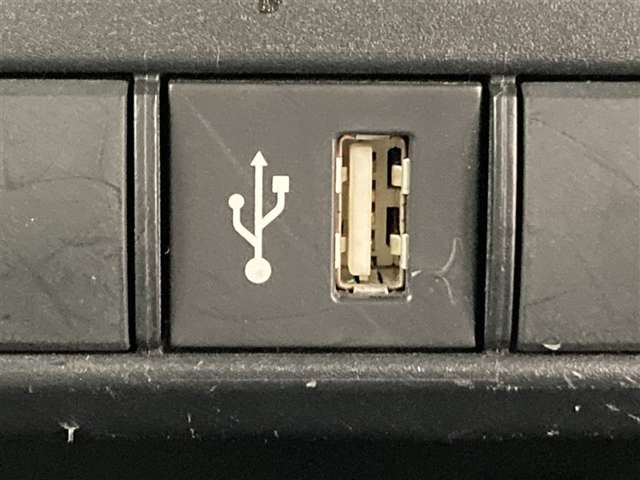 こちらのクルマはＵＳＢ接続コネクタも装備されています♪スマホの充電などにお使い下さい。ご旅行中での充電切れも、これなら心配いりませんね！
