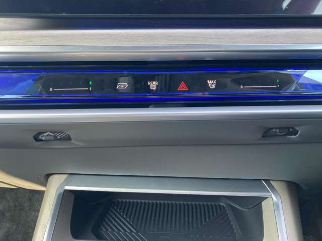 エアコンは、運転席と助手席で個別に温度設定することが可能です！