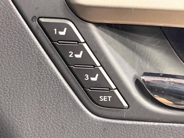 【メモリーシート】ドライバーごとに設定したシート位置を記憶して、ボタン一つで切り替えできる便利な機能！運転する方が複数名いらっしゃるご家庭におすすめです