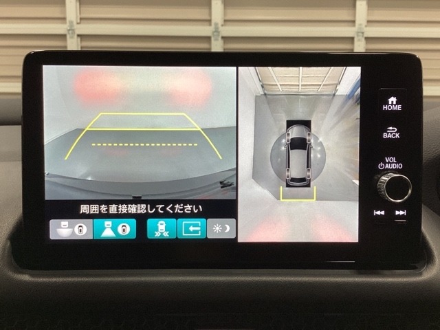 マルチビューカメラシステム搭載車です。お車の周囲を全方位でカバーします。後方・前方・両脇と、コンディションが悪い視界でもカラーモニターに映し出した映像がドライバーをサポートします。
