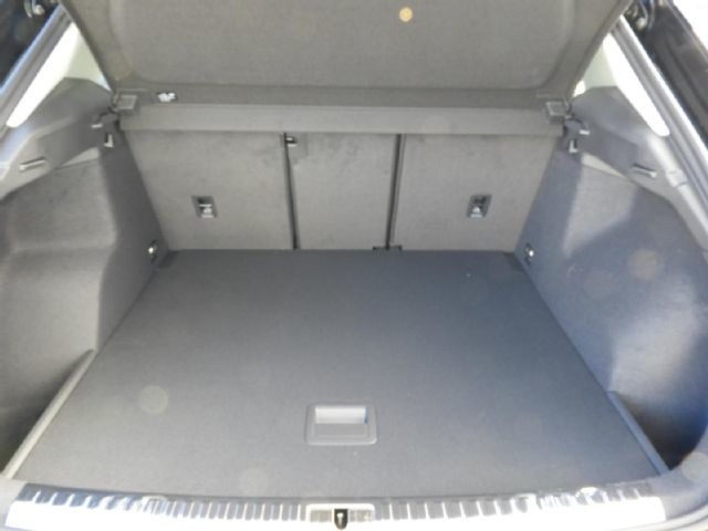 トランクの開口部は、ほとんど車体の全幅分が開く設計になっているので荷物の出し入れが非常にしやすくなっています。