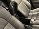 前席のシート間に配置したアームレスト付きのコンソールボックスで運転席助手席がそれぞれくつろげます。