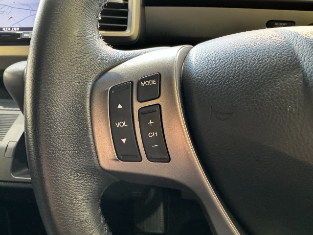 ハンドル部にオーディオリモコンスイッチが搭載されています！！運転中に目線を逸らさずにオーディオの操作が出来ます！！