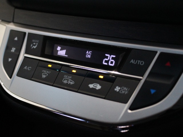 オートエアコンのお車ですので室内の温度をスムーズに調整してくれます♪