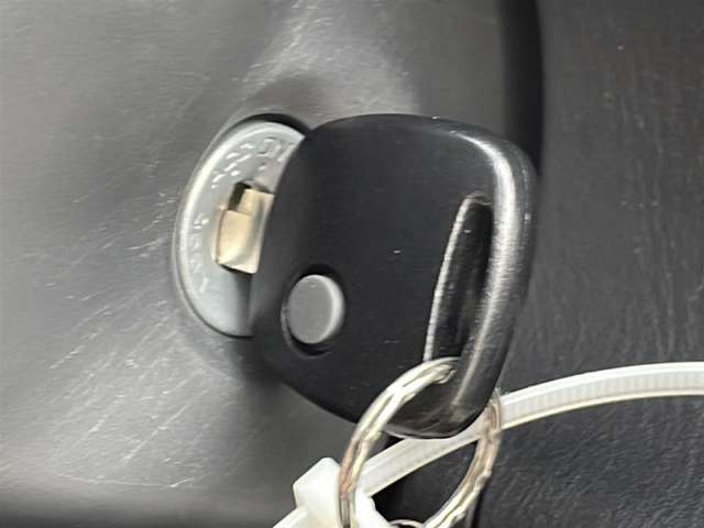 ◆リモコンキー【 一般的には通常の車の鍵に「ドア用のリモコンがついている」タイプのものです。 鍵についているボタンを押せばドアロック・アンロックができ、鍵穴に鍵を差し込む必要がありません。】
